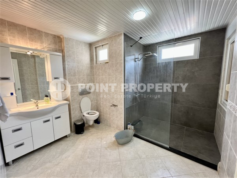 Уютная трехэтажная вилла с четырьмя спальнями, 260м², с потрясающими видами в районе Тепе, Алания-id-2127-фото-21