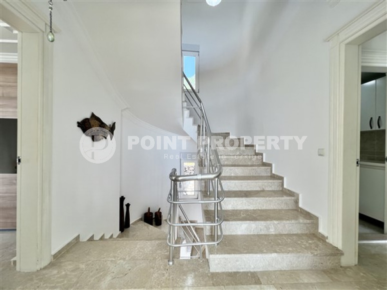 Уютная трехэтажная вилла с четырьмя спальнями, 260м², с потрясающими видами в районе Тепе, Алания-id-2127-фото-22