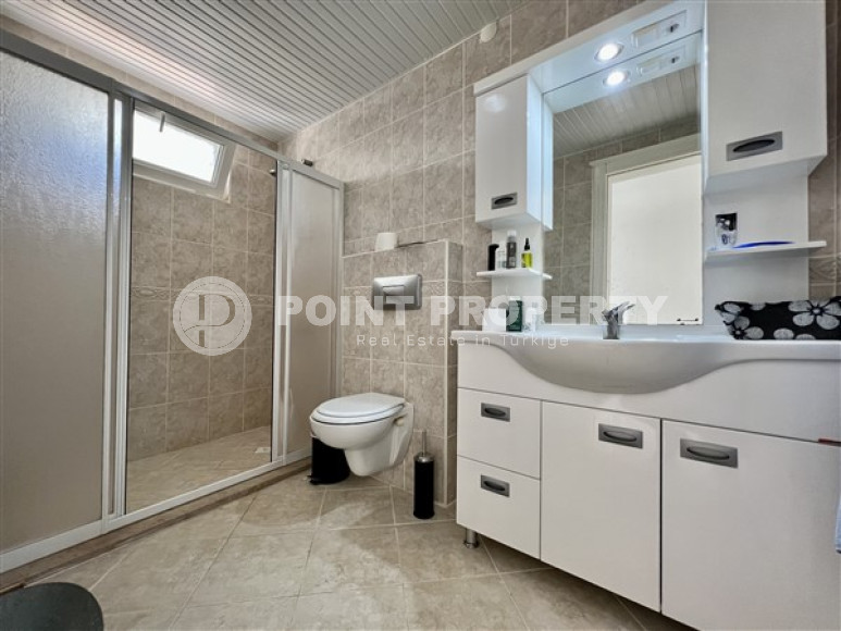 Уютная трехэтажная вилла с четырьмя спальнями, 260м², с потрясающими видами в районе Тепе, Алания-id-2127-фото-26