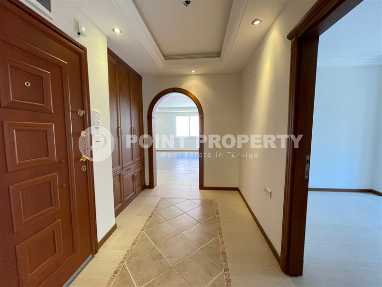 Apartment 2+1 in a complex on the first coastline in Mahmutlar, 125m2-id-1212-photo-2