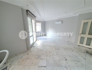 Apartment 2+1 with two balconies at an affordable price, 700 m from the sea, Alanya Center-id-2489-photo-3