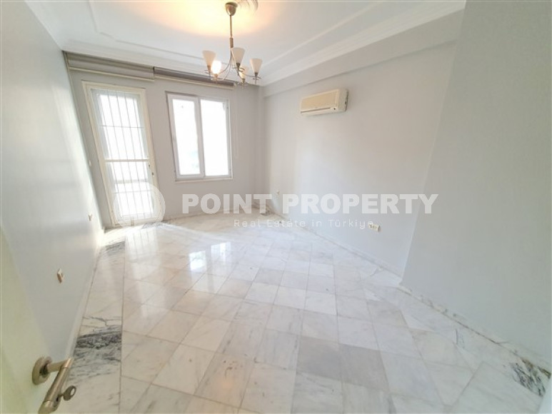 Apartment 2+1 with two balconies at an affordable price, 700 m from the sea, Alanya Center-id-2489-photo-4