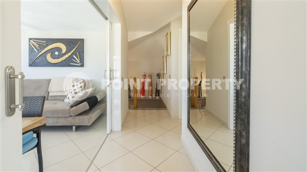 Stylish four-bedroom penthouse, 170 m², on the first coastline in the Alanya area - Lower Oba.-id-2502-photo-17