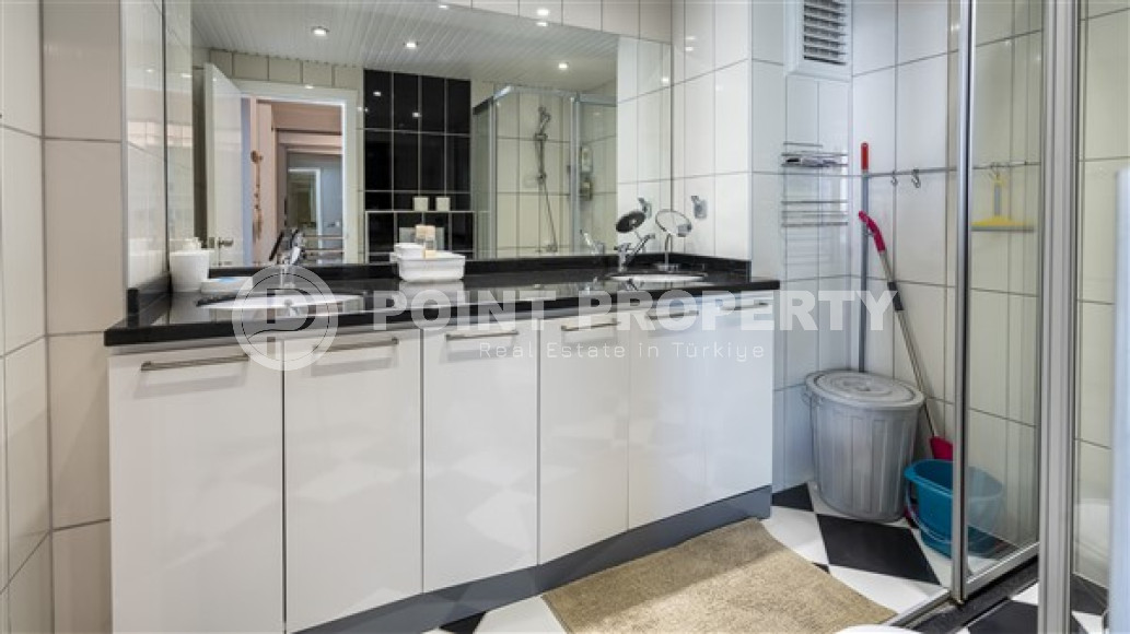 Stylish four-bedroom penthouse, 170 m², on the first coastline in the Alanya area - Lower Oba.-id-2502-photo-18