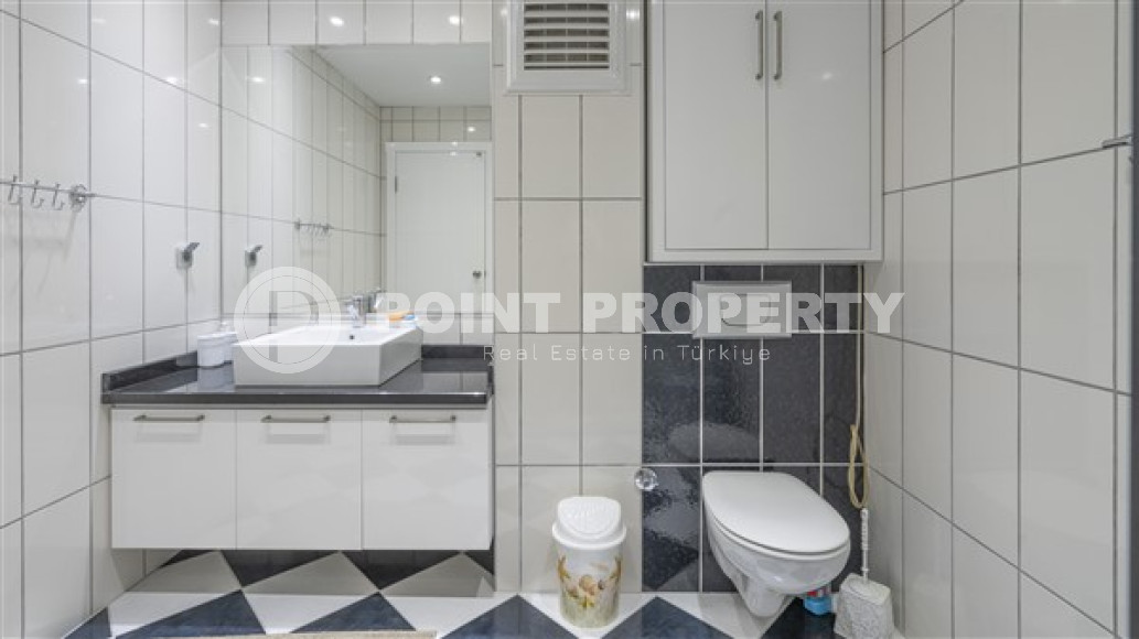 Stylish four-bedroom penthouse, 170 m², on the first coastline in the Alanya area - Lower Oba.-id-2502-photo-25