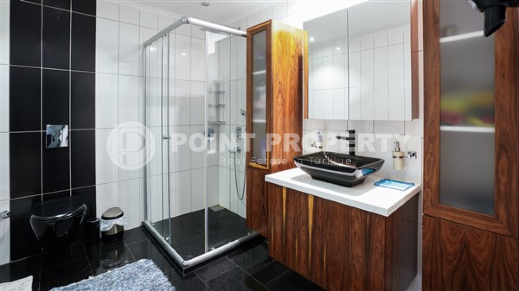 Two-level luxury apartment, 279 sq. m, with three bedrooms in a respectable area of Alanya, Lower Oba-id-2512-photo-8