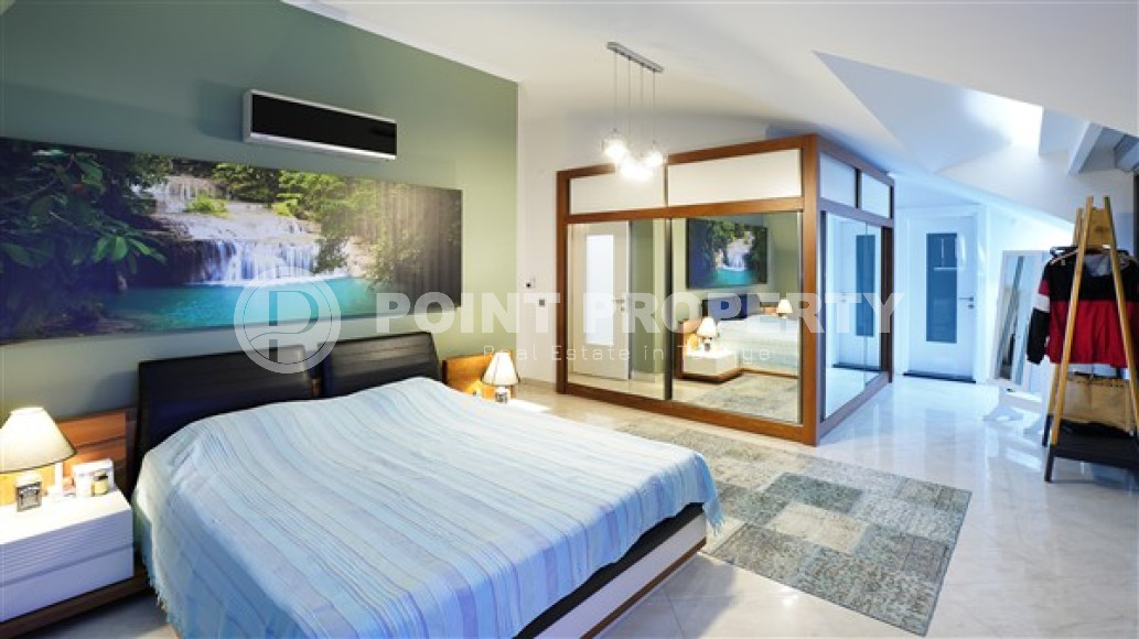Two-level luxury apartment, 279 sq. m, with three bedrooms in a respectable area of Alanya, Lower Oba-id-2512-photo-15