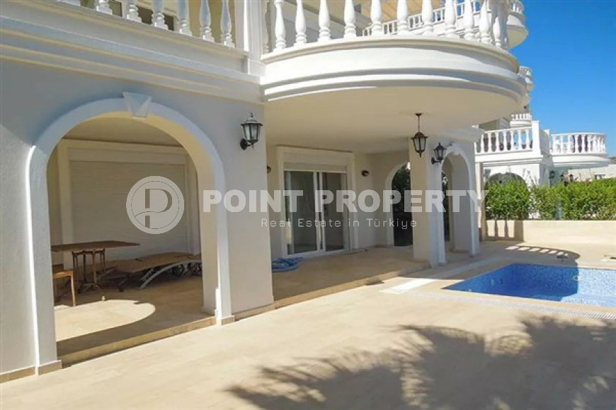 Меблированная четырехэтажная вилла, 250м², с четырьмя спальнями, у моря в районе Алании Конаклы.-id-2557-фото-2