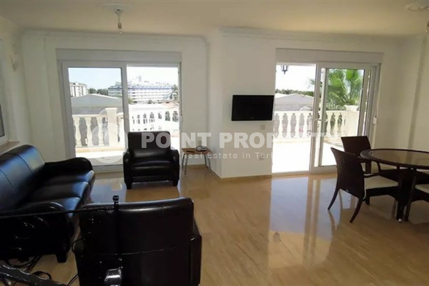 Меблированная четырехэтажная вилла, 250м², с четырьмя спальнями, у моря в районе Алании Конаклы.-id-2557-фото-3