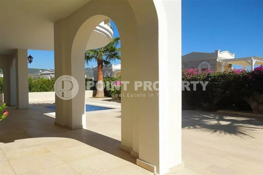 Меблированная четырехэтажная вилла, 250м², с четырьмя спальнями, у моря в районе Алании Конаклы.-id-2557-фото-5