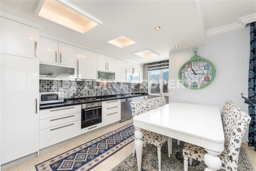 Spacious penthouse 4+1, 250m², 150m from the sea in the center of Tosmur, Alanya-id-2561-photo-5