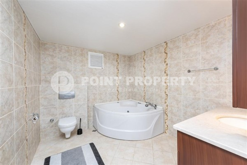 Spacious penthouse 4+1, 250m², 150m from the sea in the center of Tosmur, Alanya-id-2561-photo-11