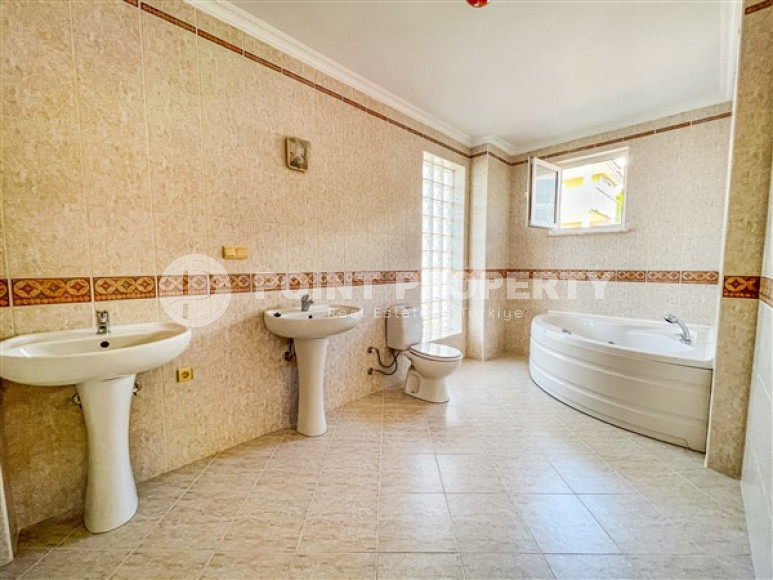 Просторная двухэтажная вилла с четырьмя спальнями, 310м², у моря в районе Алании Конаклы.-id-2590-фото-32