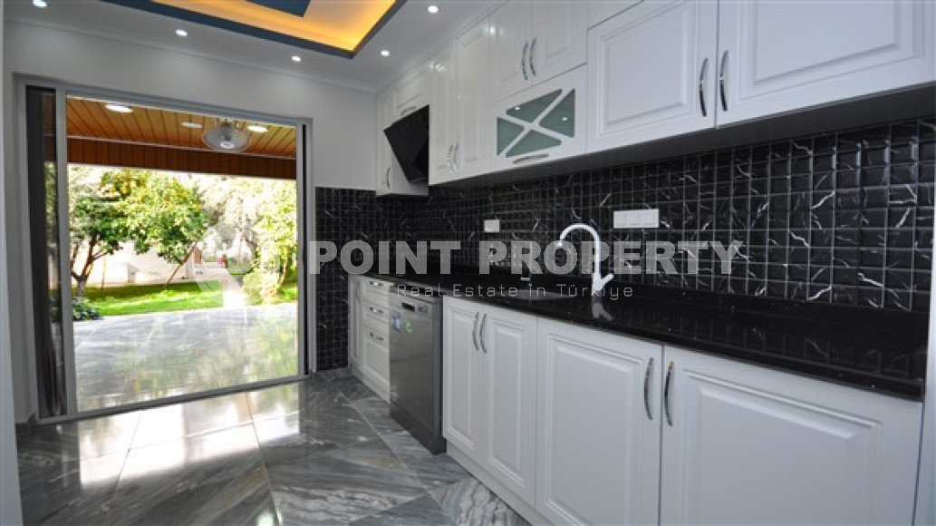 Меблированная вилла с тремя спальнями, 180м², в 50м от частного пляжа, в районе Алании Паяллар.-id-2659-фото-16