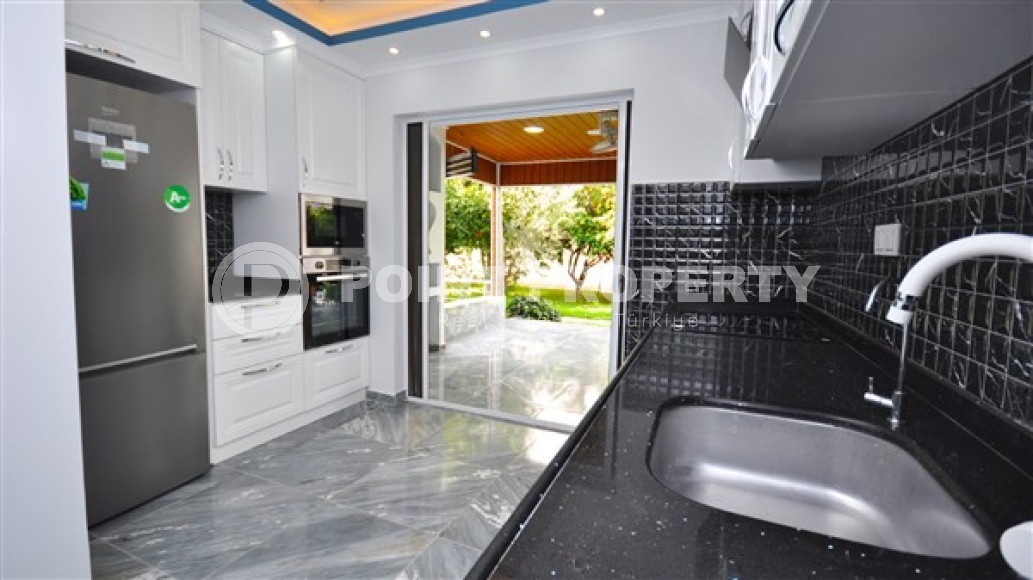 Меблированная вилла с тремя спальнями, 180м², в 50м от частного пляжа, в районе Алании Паяллар.-id-2659-фото-17