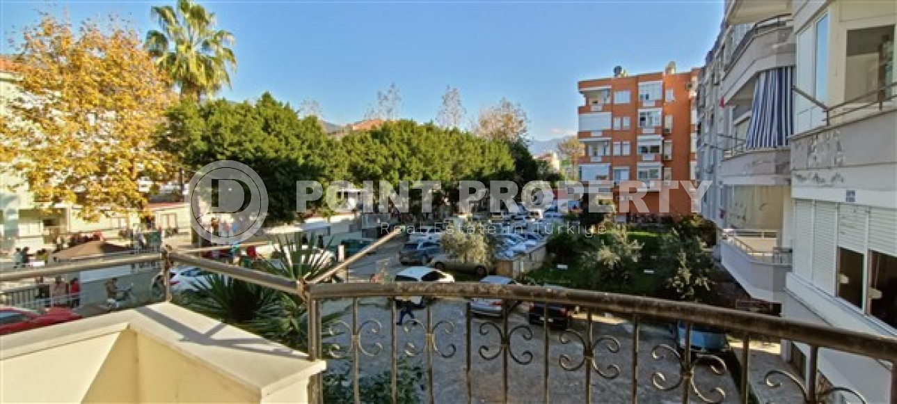 Spacious three-room apartment, in the center of Alanya, on the 2nd floor 250 meters from the sea, 120 m2-id-2701-photo-2