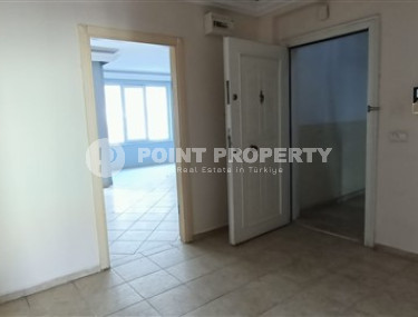 Spacious three-room apartment, in the center of Alanya, on the 2nd floor 250 meters from the sea, 120 m2-id-2701-photo-3