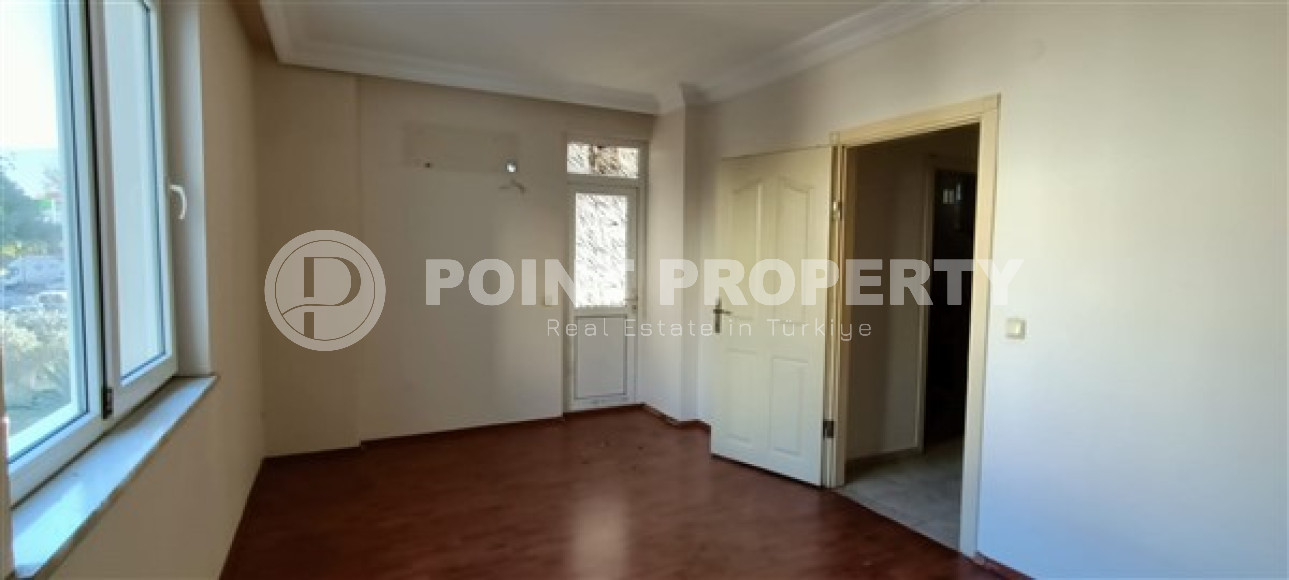 Spacious three-room apartment, in the center of Alanya, on the 2nd floor 250 meters from the sea, 120 m2-id-2701-photo-4