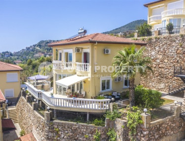 Двухэтажная вилла с тремя спальнями, 250м², с потрясающими видами в районе Тепе, Алания-id-2706-фото-3