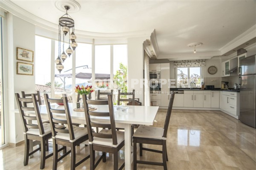 Двухэтажная вилла с тремя спальнями, 250м², с потрясающими видами в районе Тепе, Алания-id-2706-фото-8