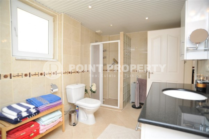 Двухэтажная вилла с тремя спальнями, 250м², с потрясающими видами в районе Тепе, Алания-id-2706-фото-32