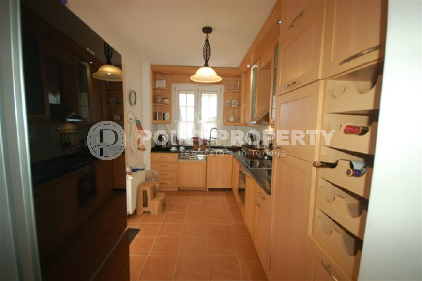 Private furnished villa 4+1, 220m² in a picturesque location in Avsallar, Alanya-id-2740-photo-3