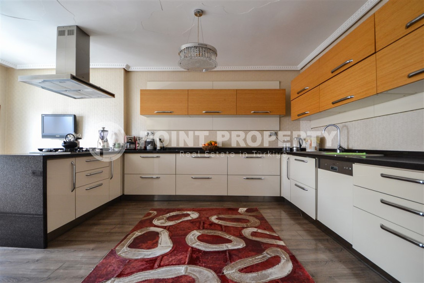 Шикарные и просторные меблированные четырехкомнатные апартаменты 3+1 площадью 260 м2 в жилом комплексе в самом центре Аланьи, в 900 метрах от моря-id-1243-фото-12