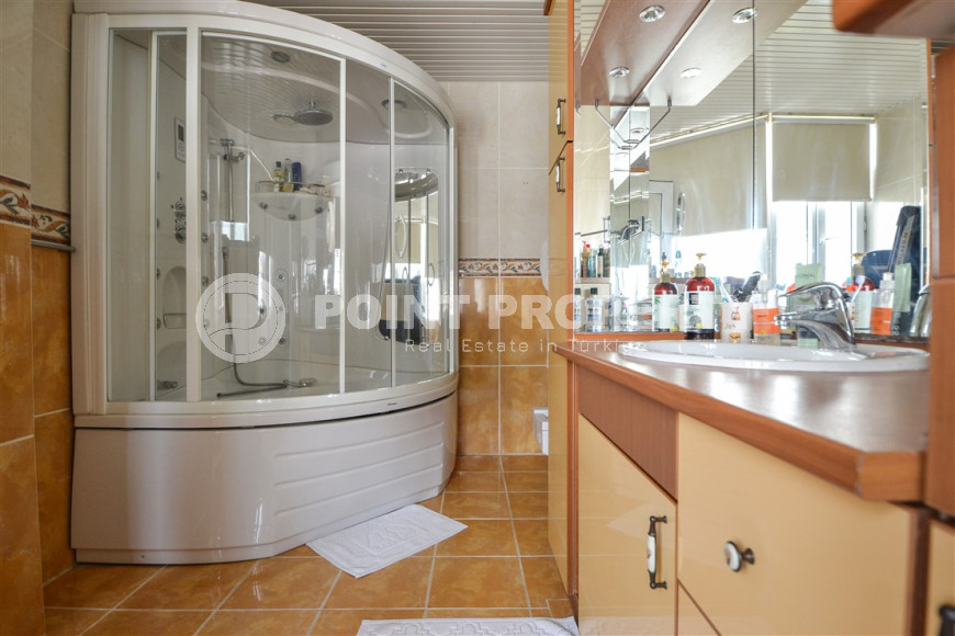 Шикарные и просторные меблированные четырехкомнатные апартаменты 3+1 площадью 260 м2 в жилом комплексе в самом центре Аланьи, в 900 метрах от моря-id-1243-фото-24