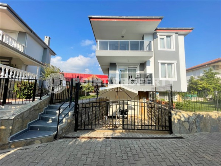 Современная трехэтажная вилла 3+1 с личным бассейном и гаражом, 210 м², в районе Оба, Аланья-id-2815-фото-24