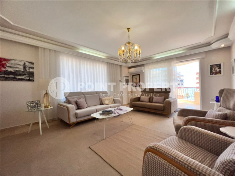 Apartments on the first coastline. Spacious three-room apartment with 2+1 layout, 145m2 in Alanya, in the popular Mahmutlar area with an excellent location. 50 m to the sea.-id-1252-photo-2