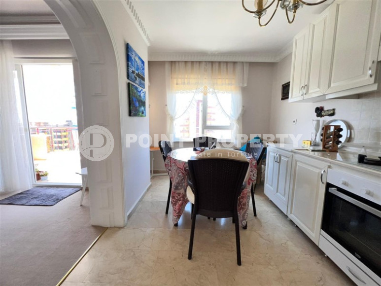 Apartments on the first coastline. Spacious three-room apartment with 2+1 layout, 145m2 in Alanya, in the popular Mahmutlar area with an excellent location. 50 m to the sea.-id-1252-photo-6