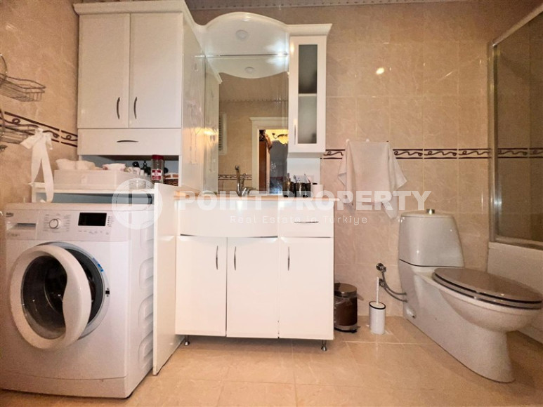 Apartments on the first coastline. Spacious three-room apartment with 2+1 layout, 145m2 in Alanya, in the popular Mahmutlar area with an excellent location. 50 m to the sea.-id-1252-photo-14