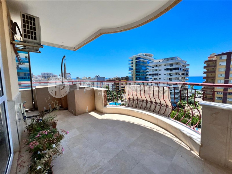 Apartments on the first coastline. Spacious three-room apartment with 2+1 layout, 145m2 in Alanya, in the popular Mahmutlar area with an excellent location. 50 m to the sea.-id-1252-photo-15