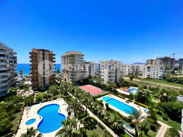 Apartments on the first coastline. Spacious three-room apartment with 2+1 layout, 145m2 in Alanya, in the popular Mahmutlar area with an excellent location. 50 m to the sea.-id-1252-photo-19