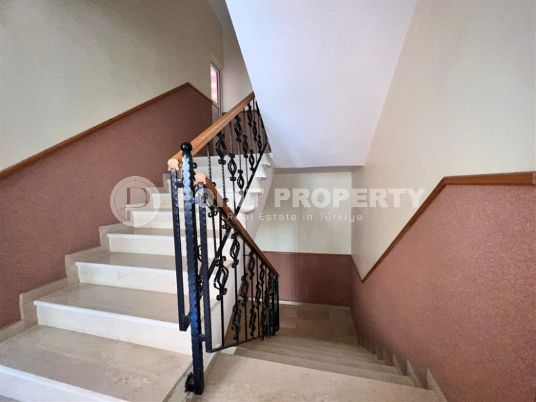 Apartments on the first coastline. Spacious three-room apartment with 2+1 layout, 145m2 in Alanya, in the popular Mahmutlar area with an excellent location. 50 m to the sea.-id-1252-photo-28