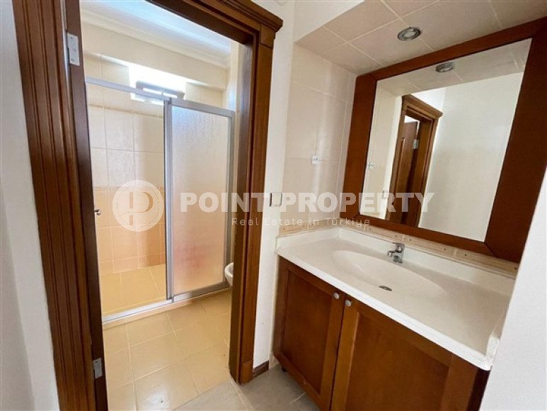 Three-room apartment 2+1 with expensive renovation on the first coastline, Mahmutlar, Alanya-id-2946-photo-21