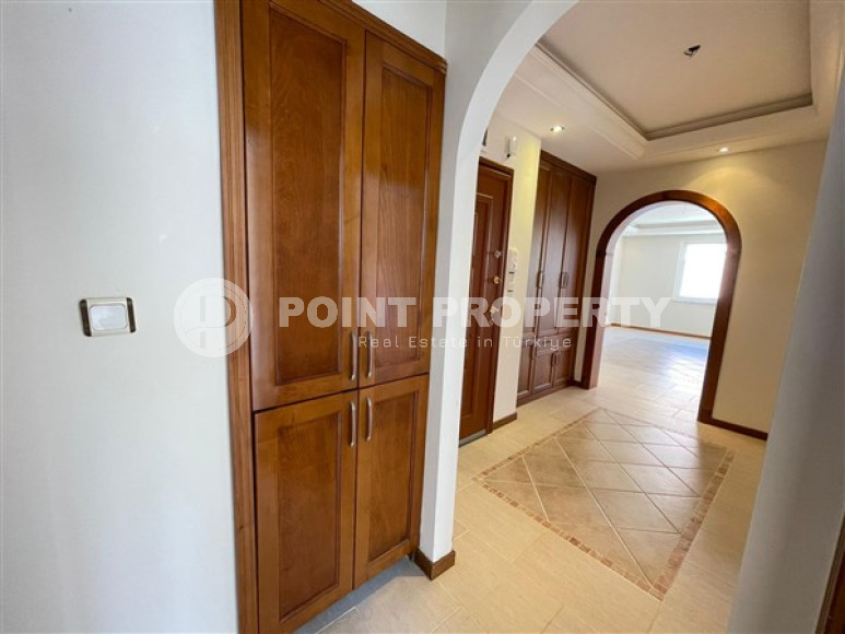 Three-room apartment 2+1 with expensive renovation on the first coastline, Mahmutlar, Alanya-id-2946-photo-22