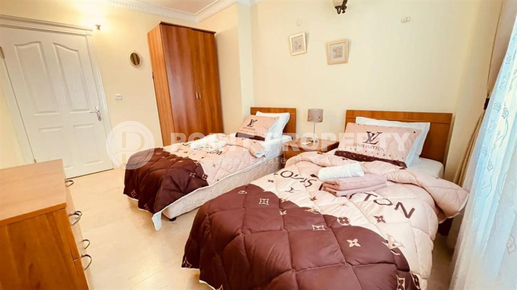 Large furnished three-room apartment, 130m², in a cozy complex on the first line in Mahmutlar-id-1262-photo-4