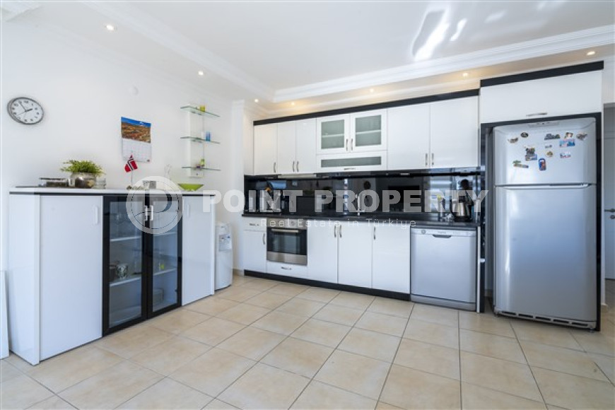 Spacious penthouse 4+2 with sea and mountain views, 225 m2, Oba district. 400 meters to the beach. Suitable for citizenship-id-2552-photo-5