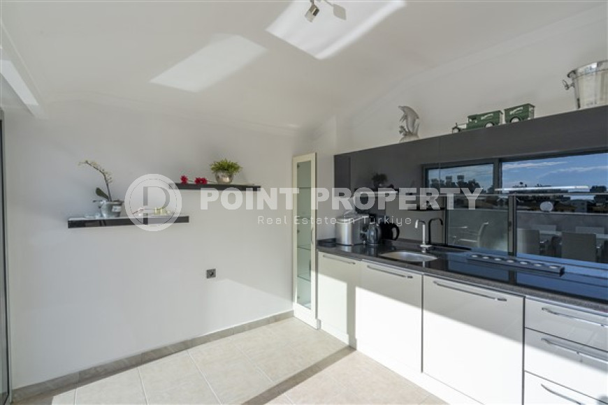 Spacious penthouse 4+2 with sea and mountain views, 225 m2, Oba district. 400 meters to the beach. Suitable for citizenship-id-2552-photo-19