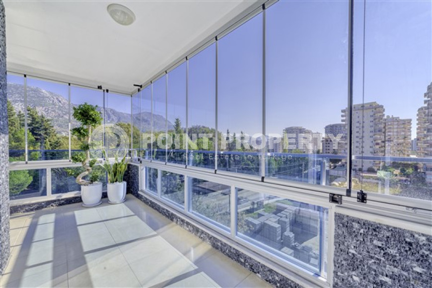 Luxurious three-room apartment 115 m² with furniture and a large balcony, Mahmutlar, Alanya-id-3093-photo-4