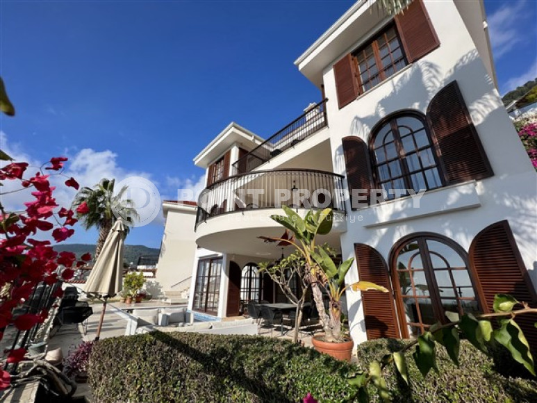 Сказочная трёхэтажная вилла 390 м² с обстановкой в европейском стиле и венецианскими окнами, Бекташ, Аланья-id-3120-фото-35