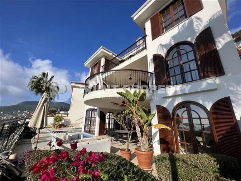 Сказочная трёхэтажная вилла 390 м² с обстановкой в европейском стиле и венецианскими окнами, Бекташ, Аланья-id-3120-фото-36