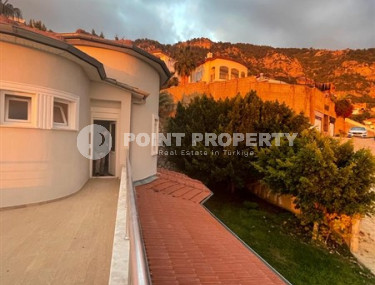 Дуплексная вилла в турецком стиле с площадью 225 м2, центр Аланьи, Тепе-id-3132-фото-3