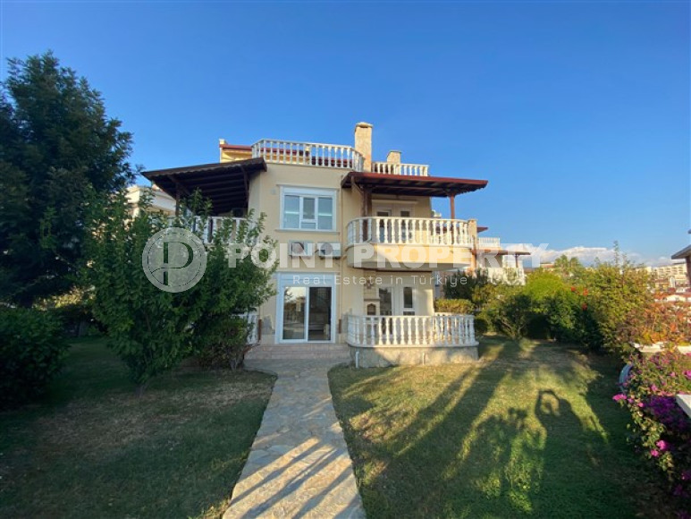 Three-storey villa with four bedrooms, a terrace and sea views, Kestel, Alanya-id-3141-photo-2