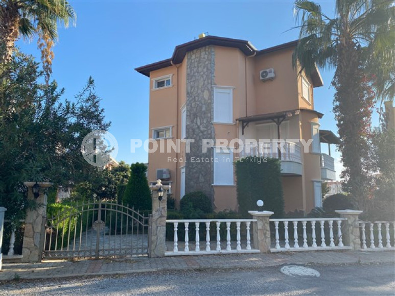 Three-storey villa with four bedrooms, a terrace and sea views, Kestel, Alanya-id-3141-photo-4