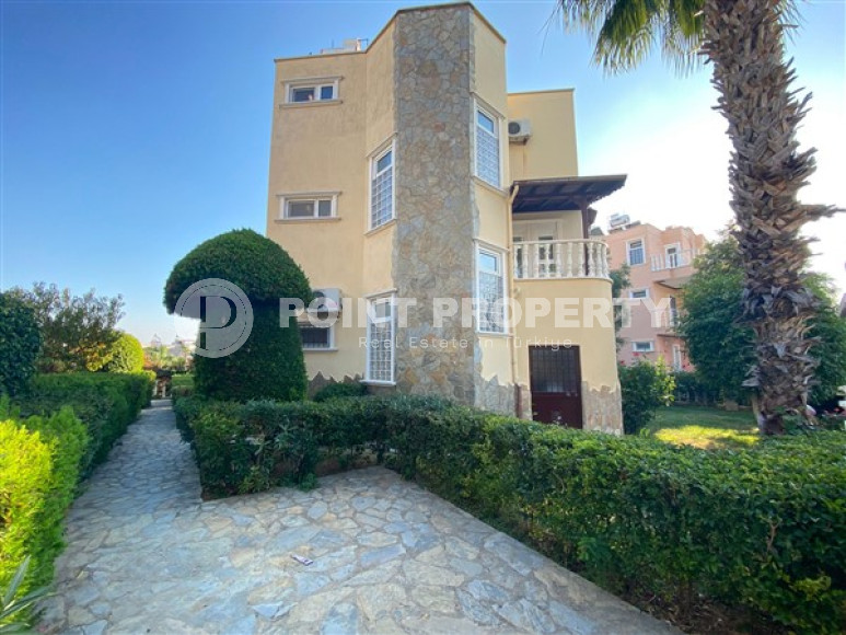 Three-storey villa with four bedrooms, a terrace and sea views, Kestel, Alanya-id-3141-photo-5