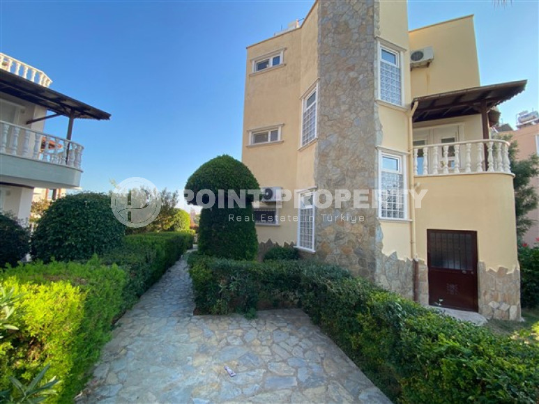 Three-storey villa with four bedrooms, a terrace and sea views, Kestel, Alanya-id-3141-photo-7