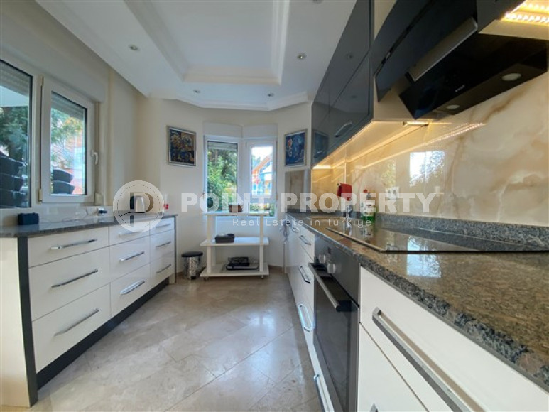 Three-storey villa with four bedrooms, a terrace and sea views, Kestel, Alanya-id-3141-photo-16