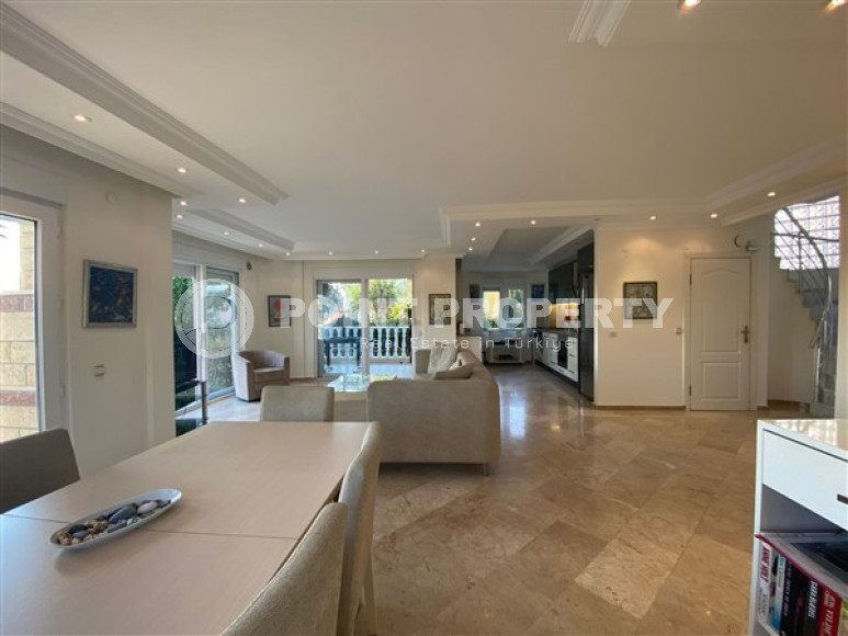 Three-storey villa with four bedrooms, a terrace and sea views, Kestel, Alanya-id-3141-photo-17